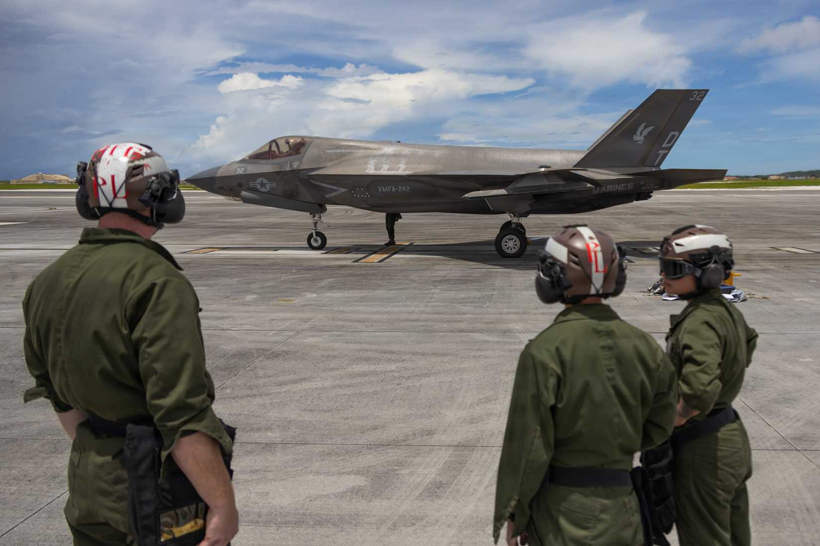 Marines?with?Marine?Fighter Attack?Squadron?242, Marine Aircraft Group 12, 1st Marine Aircraft Wing?prepare an F-35B Lightning II?aircraft?for takeoff