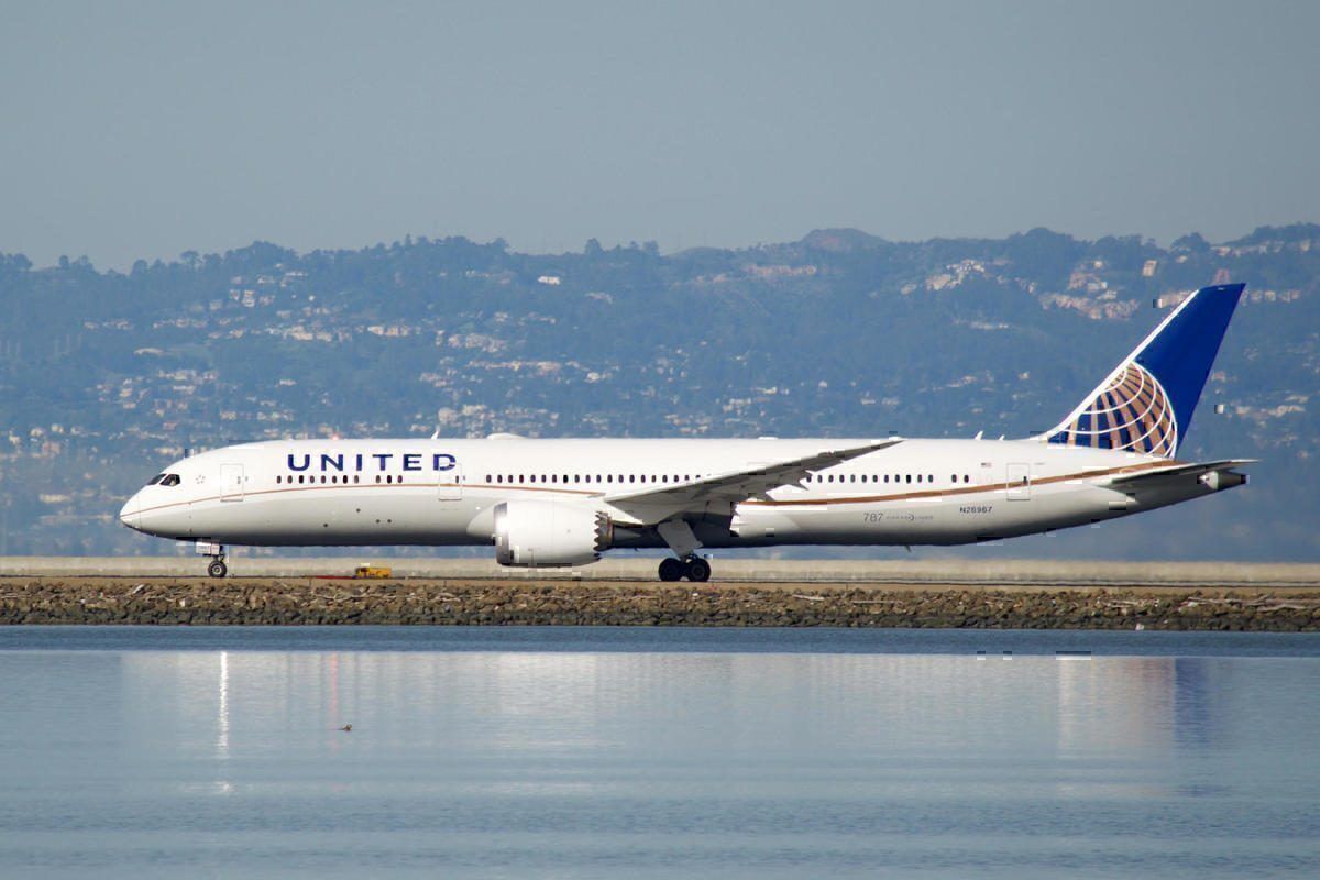 United Airlines 787 Diverts To Remote Pacifc Island After Smell Of Smoke Onboard