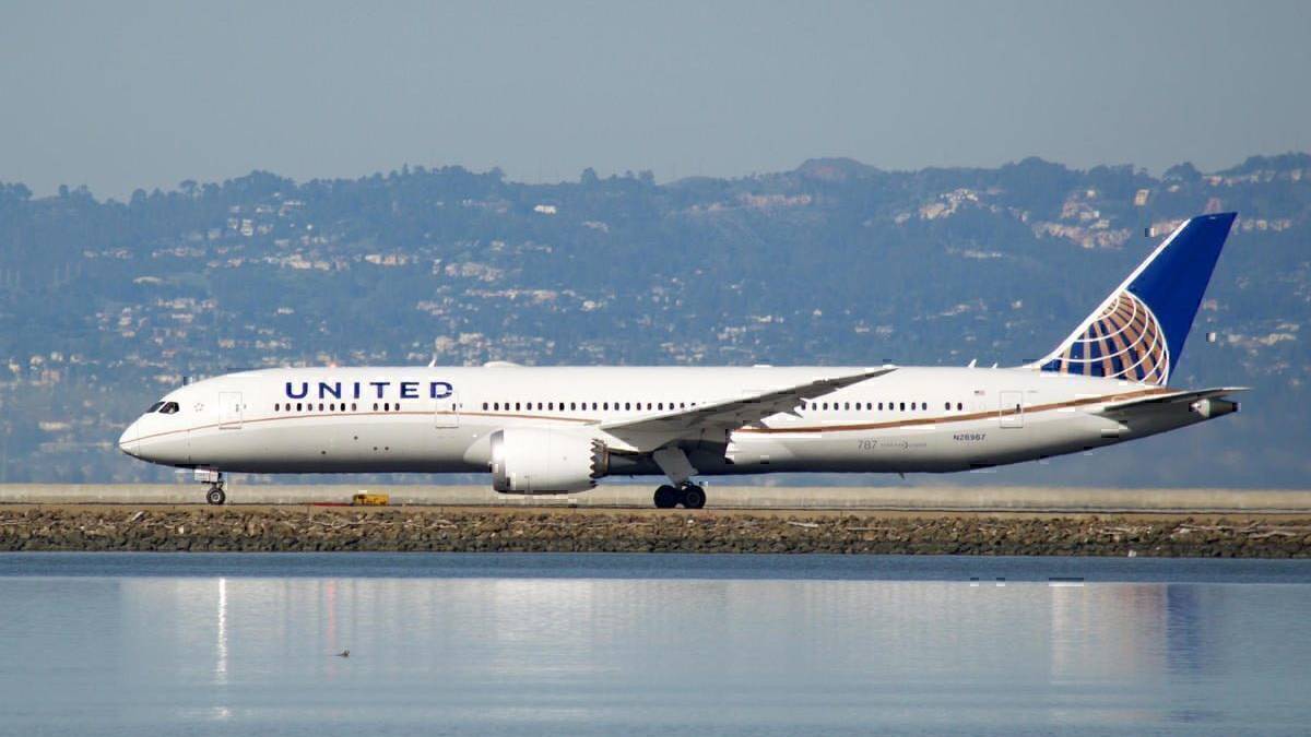 United Airlines 787 Diverts To Remote Pacifc Island After Smell Of Smoke Onboard