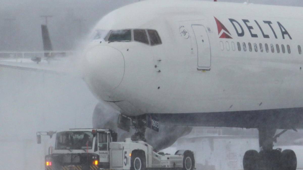 Delta Employees To Sleep In Spare Widebody Aircraft During Winter Storms