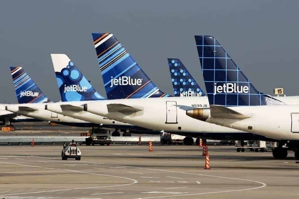 JetBlue CEO Picks Up Trash From His Own Plane