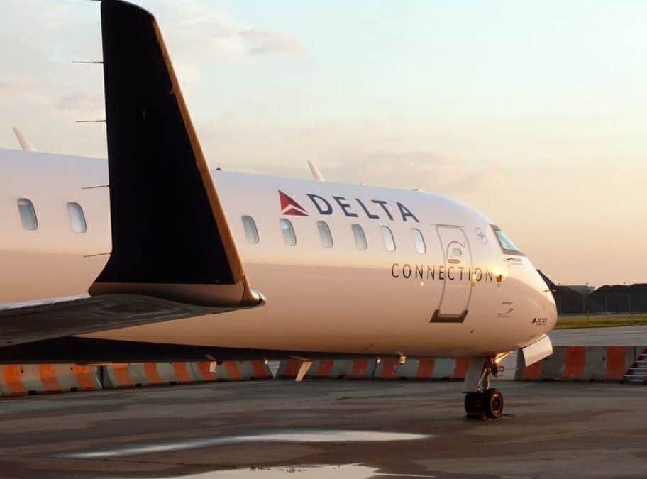 Delta Air Lines CRJ-900 Gets Stuck In The Mud In Buffalo