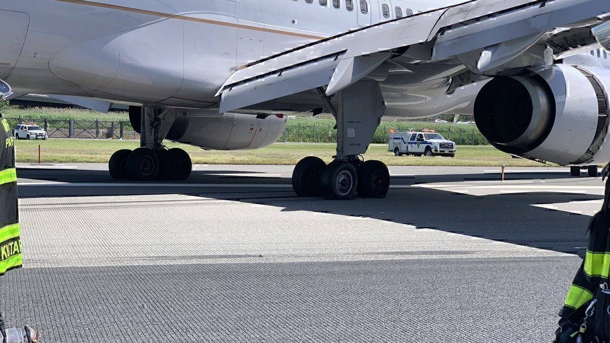 United Airlines Boeing 757 Skids Off Runway At Newark - Damage Reported