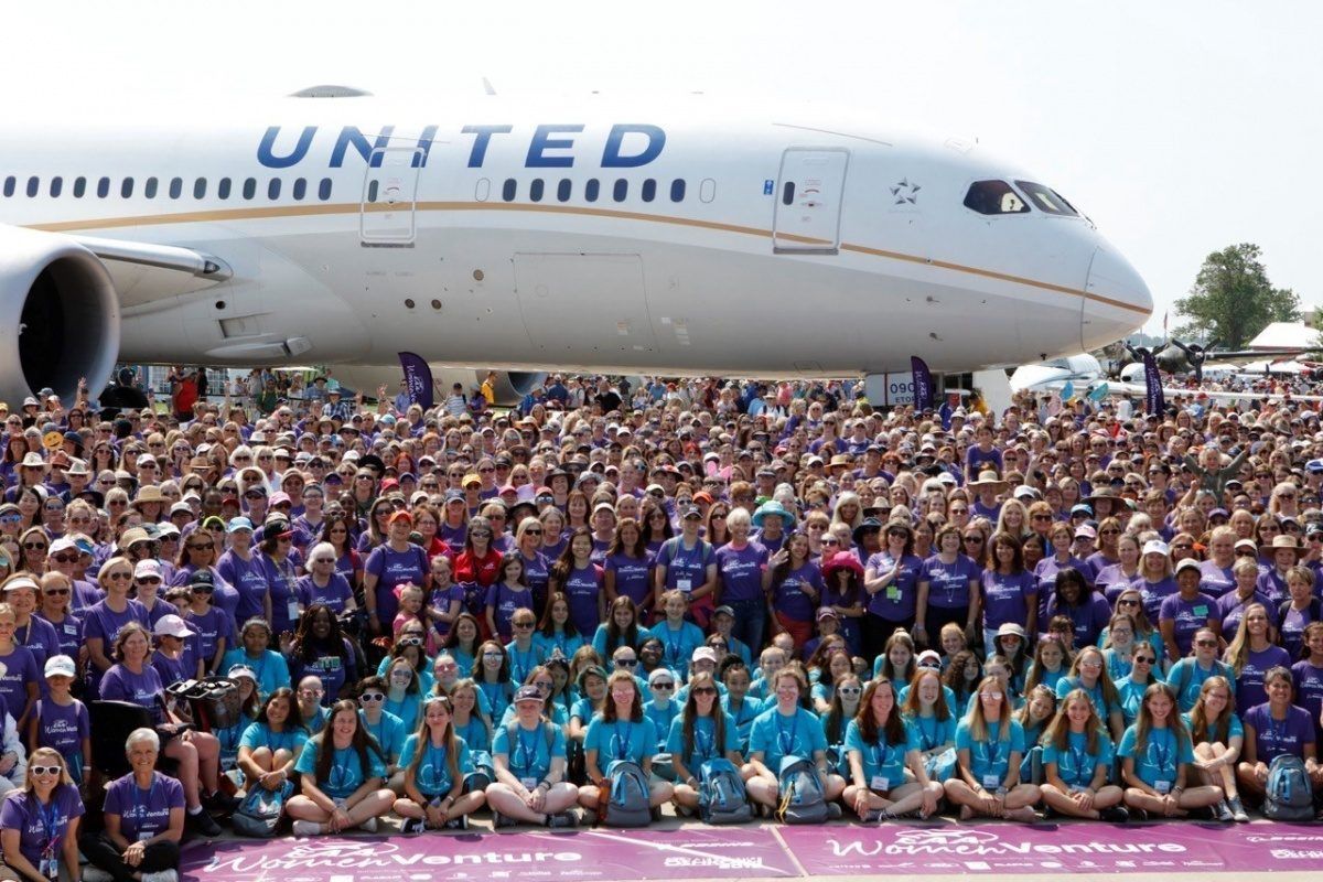 United Airlines Flies Dreamliner To Airshow With All Female Crew