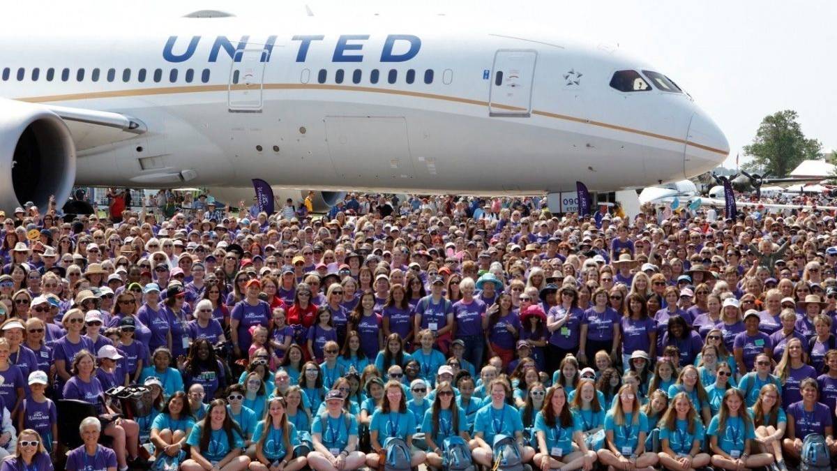 United Airlines Flies Dreamliner To Airshow With All Female Crew