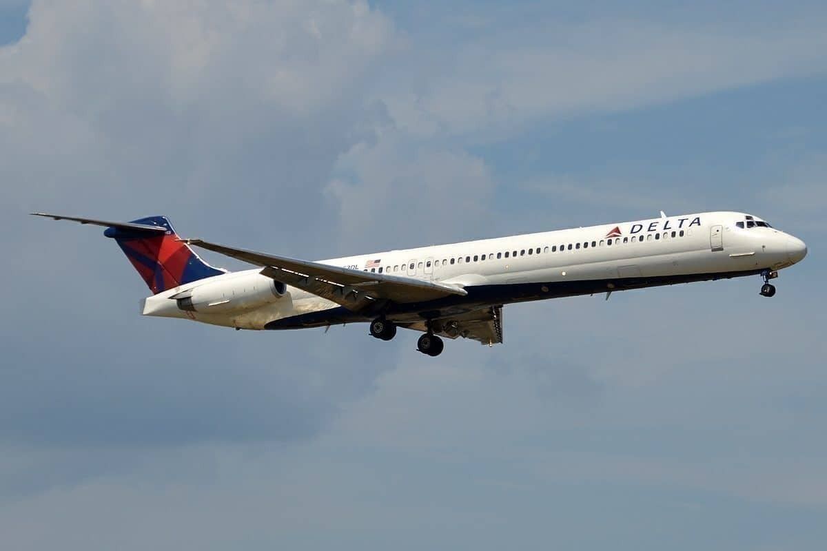 Delta Air Lines MD-88 Engine Falls Apart Mid Flight