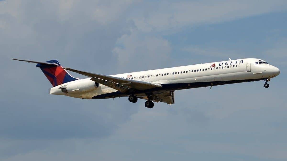 Delta Air Lines MD-88 Engine Falls Apart Mid Flight