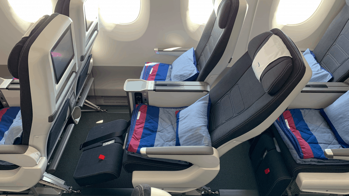 Should Passengers Ask Before Reclining? Delta's CEO Thinks So