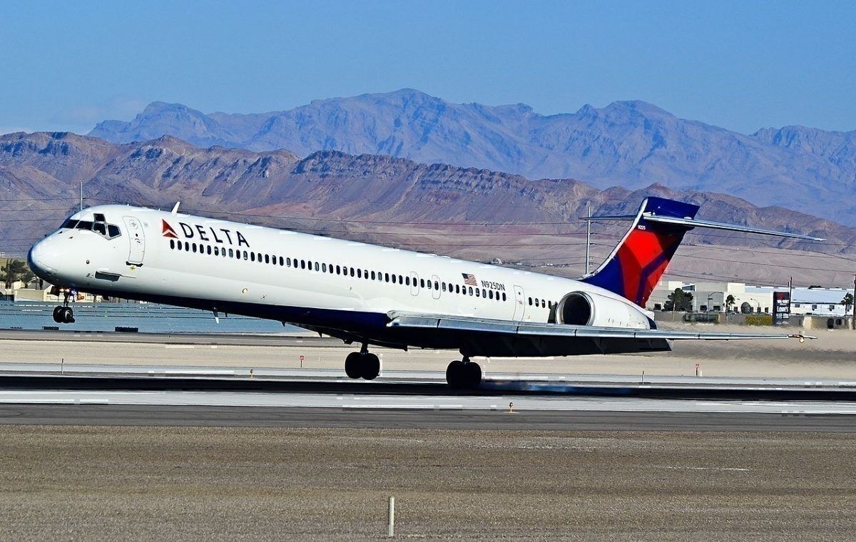 A Delta Airlines MD-90 in Las Vegas