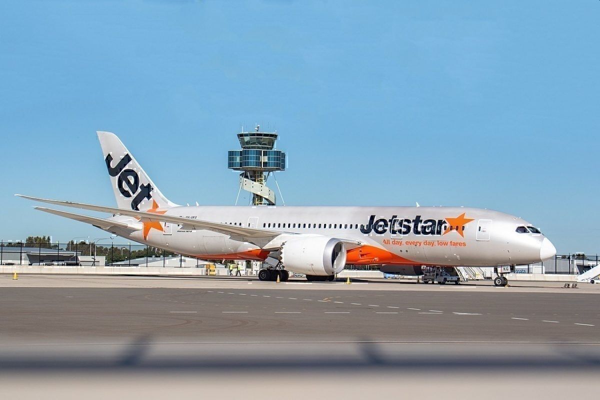 Jetstar Boeing 787 Suffers Broken Windshield Above Australia