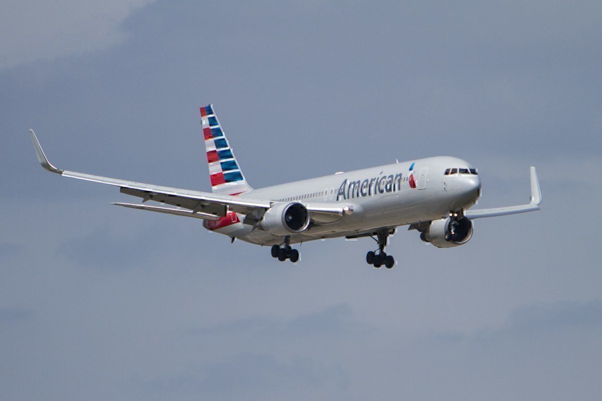 American Airlines Boeing 767-300 Diverts Following Burning Odor