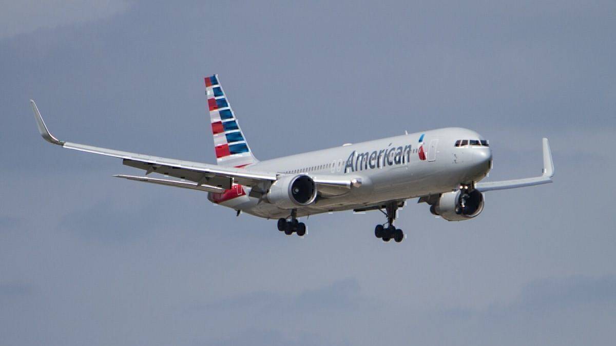 American Airlines Boeing 767-300 Diverts Following Burning Odor