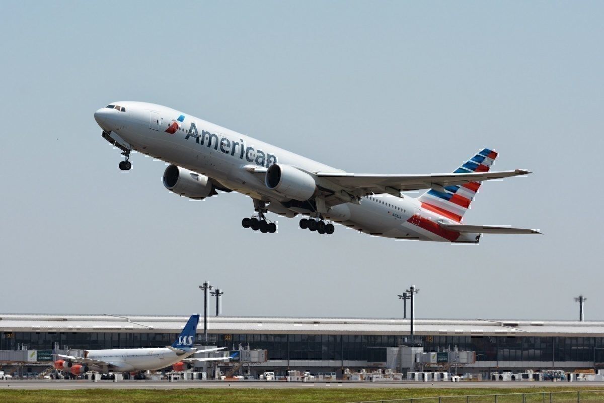 American Airlines Boeing 777 Diverts To Shannon With Cracked Windscreen