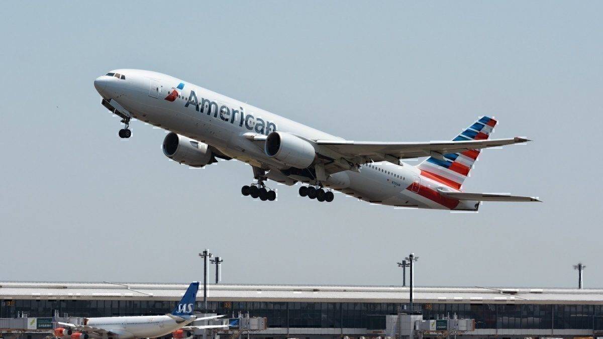 American Airlines Boeing 777 Diverts To Shannon With Cracked Windscreen