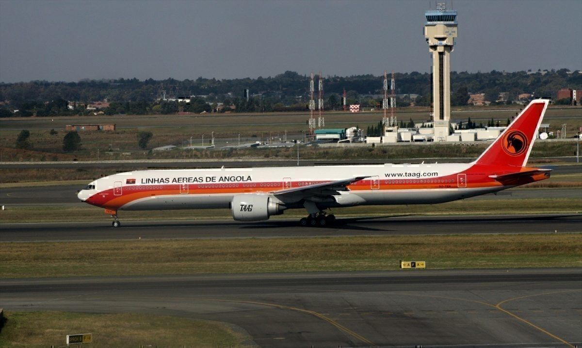 Runaway Boeing 777 Strikes Pole In Porto