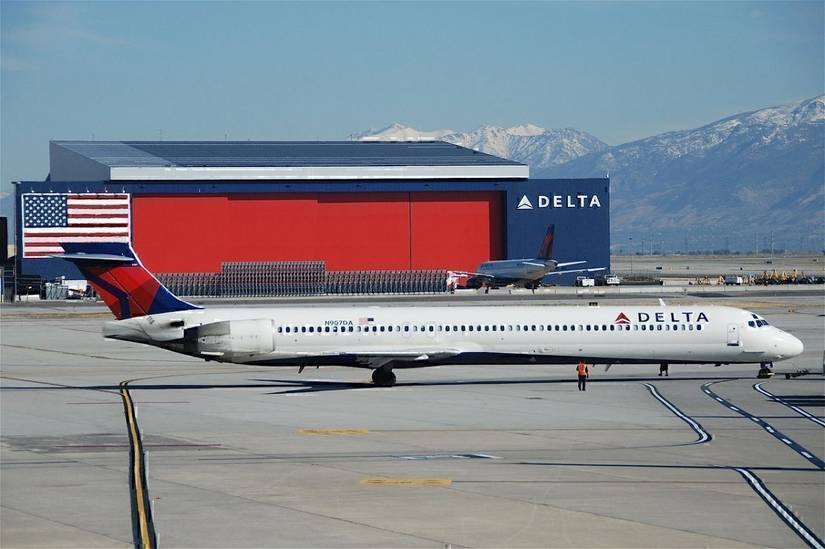 Delta MD-90 Returns To Philadelphia After Nose Gear Fails To Retract