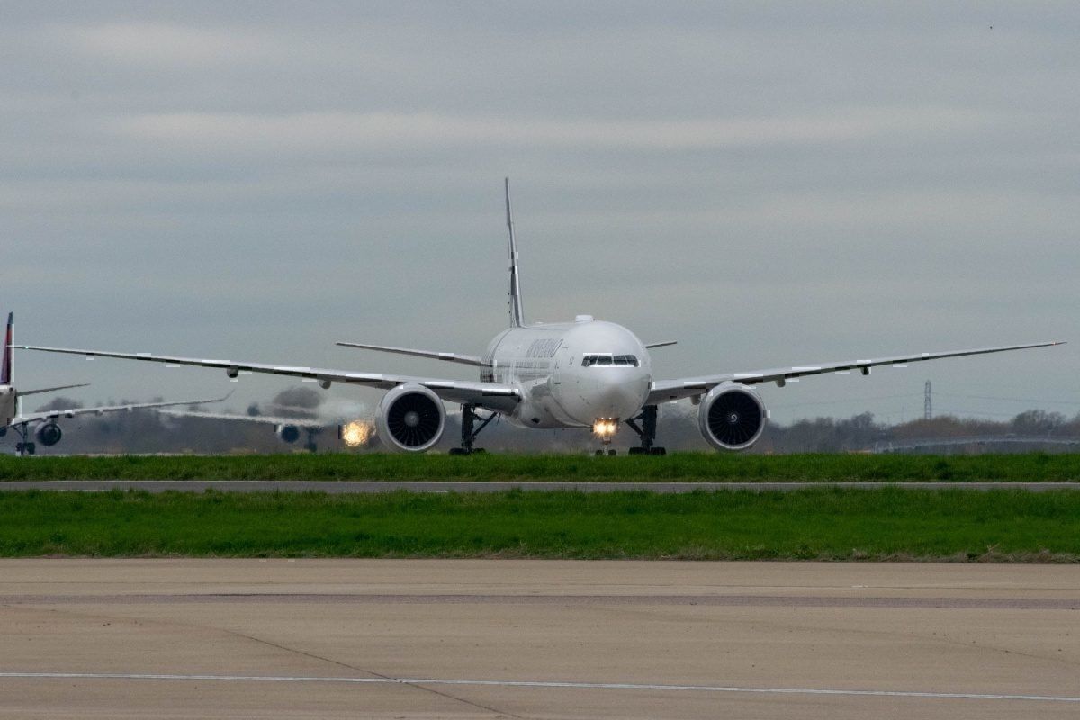Why Lasers Pose A Threat To Pilots