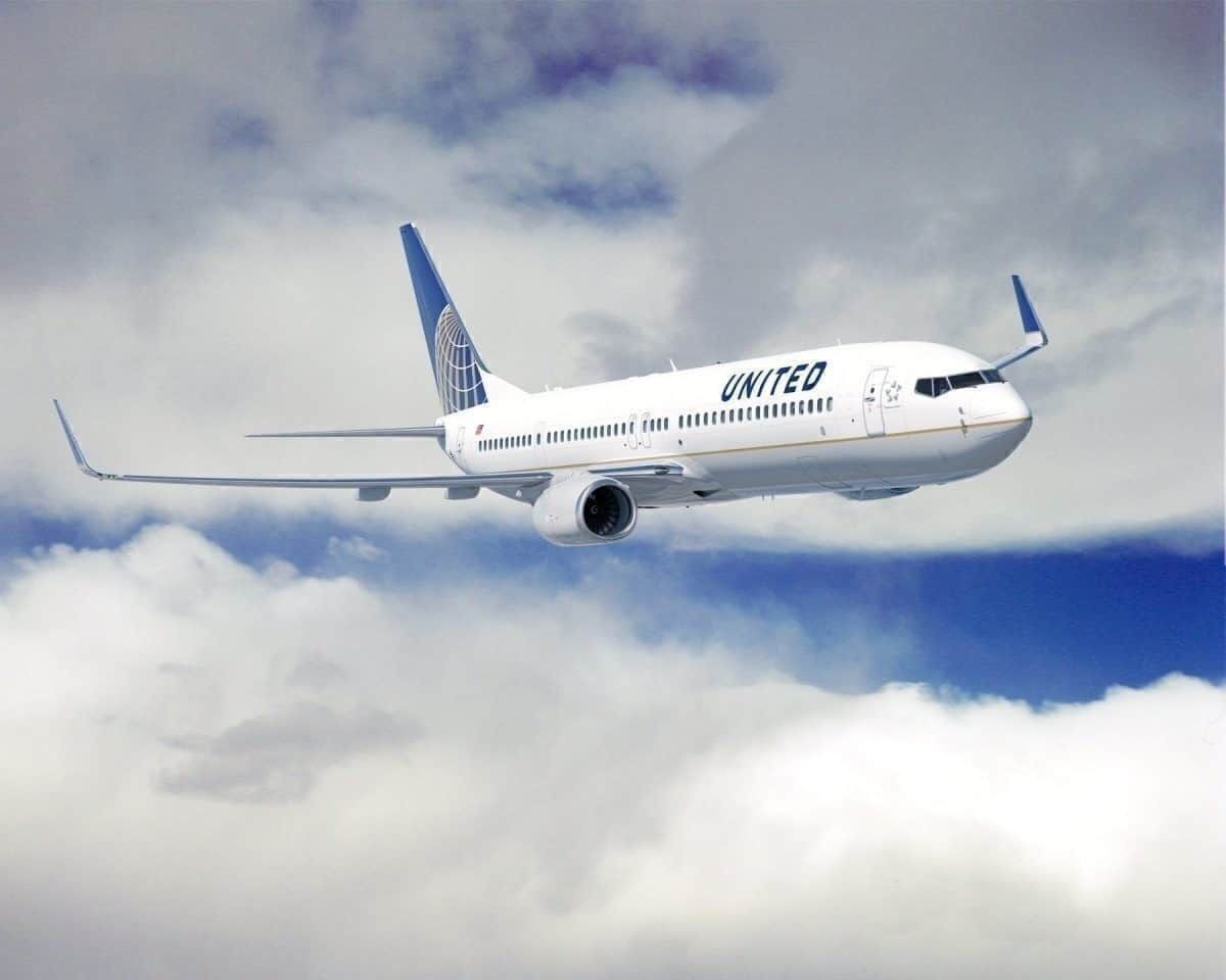 United Airlines Boeing 737 Diverts To Tampa With Smoke Smell Reported