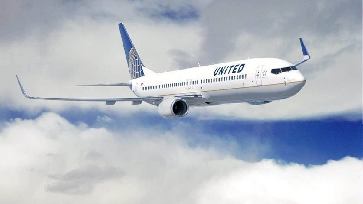 United Airlines Boeing 737 Diverts To Tampa With Smoke Smell Reported