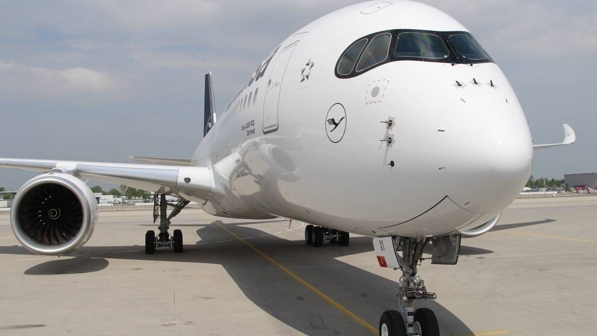 Lufthansa CEO Calls Out Flight Shamers As 'Fake News'
