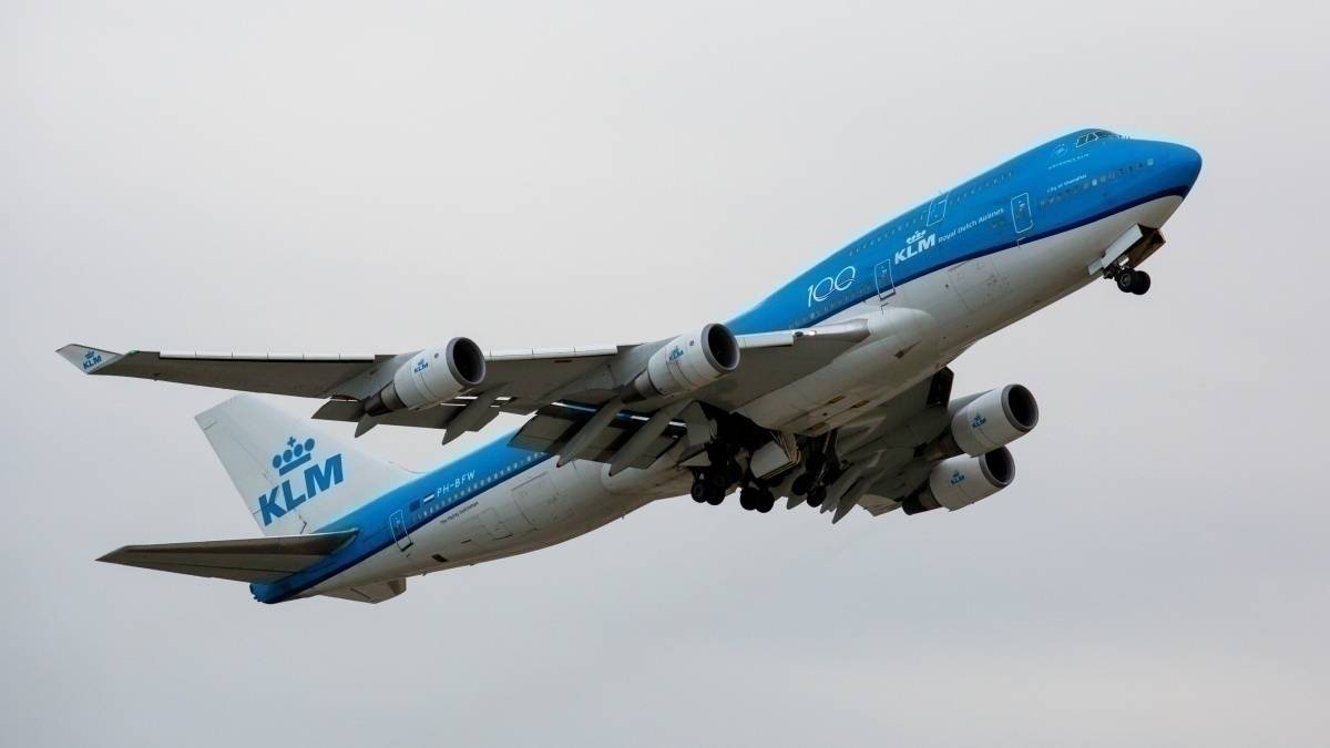 WOW: Volcanic Eruption Causes 11 Hour KLM Flight To Nowhere