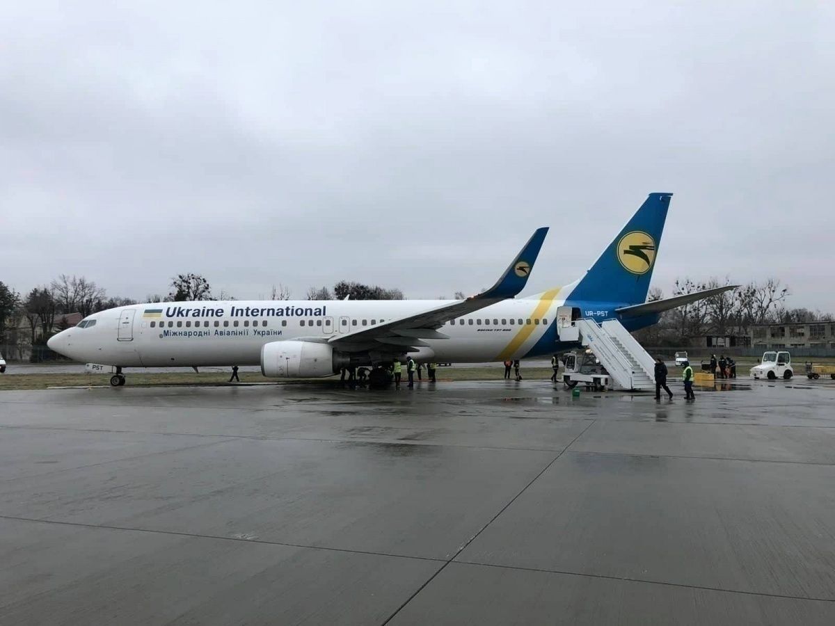 Ukraine International Boeing 737 Veers Off Runway During Line Up