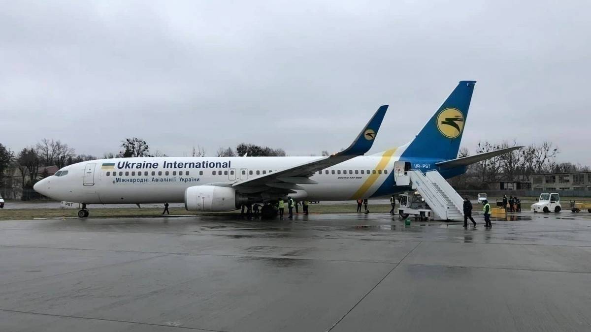 Ukraine International Boeing 737 Veers Off Runway During Line Up