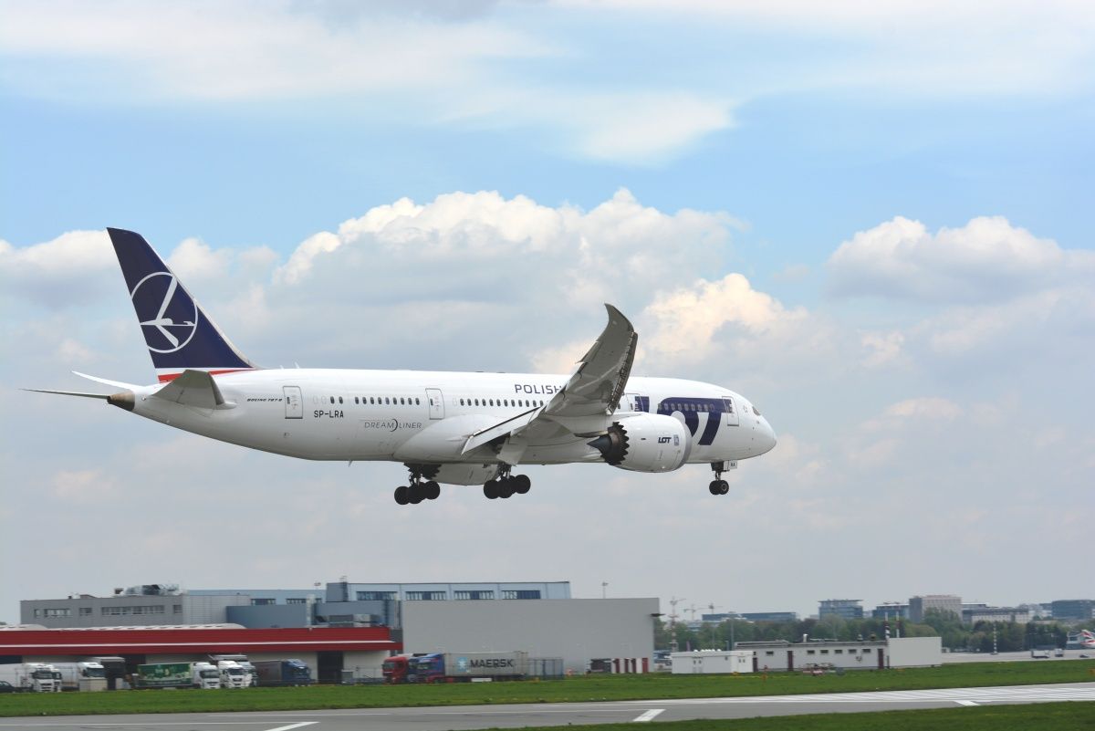 LOT Polish Airlines Boeing 787 Dreamliner Grounded In Colombo