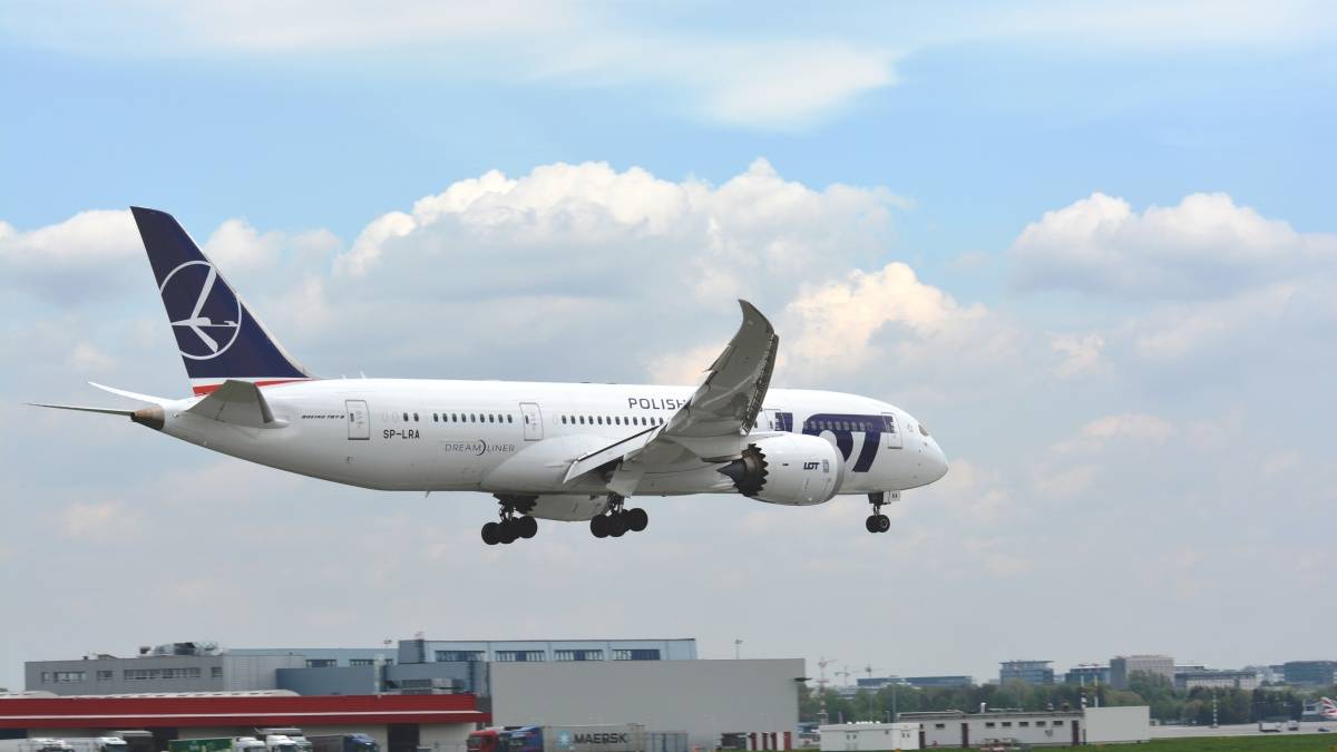 LOT Polish Airlines Boeing 787 Dreamliner Grounded In Colombo