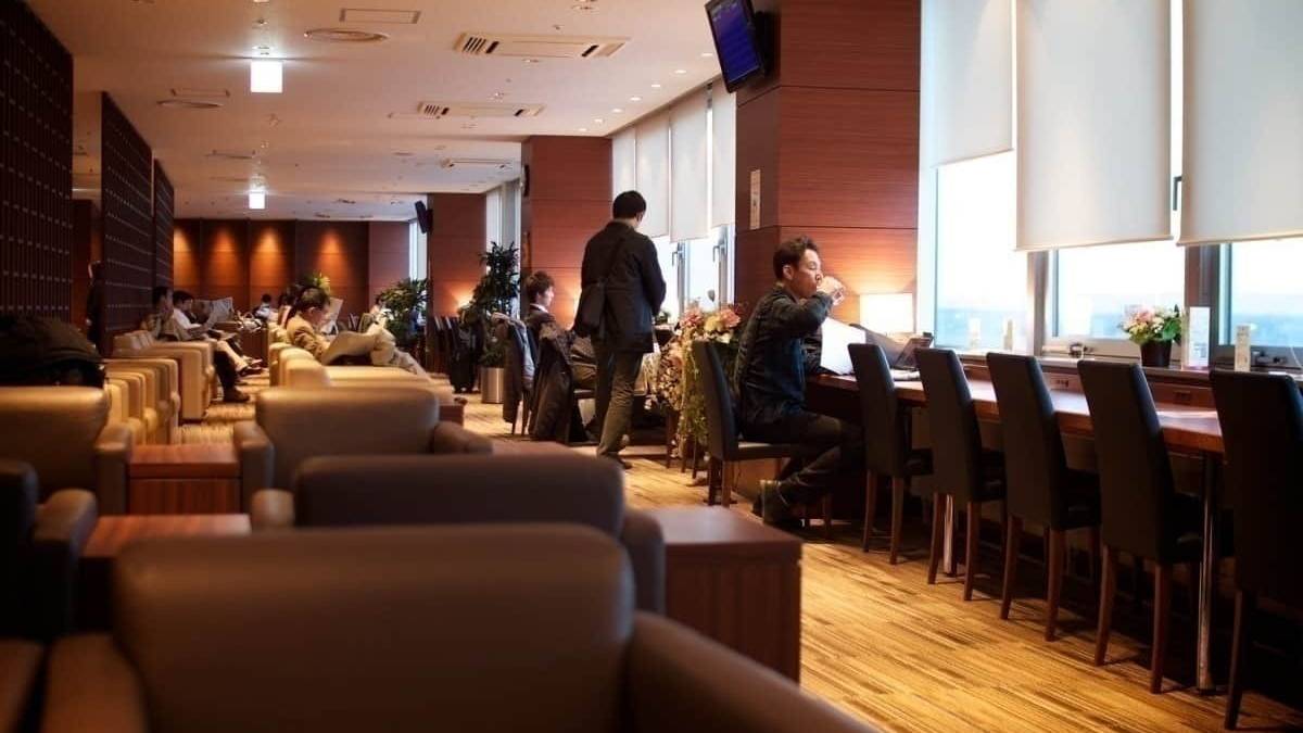 Should Airport Lounges Have Dress Codes?