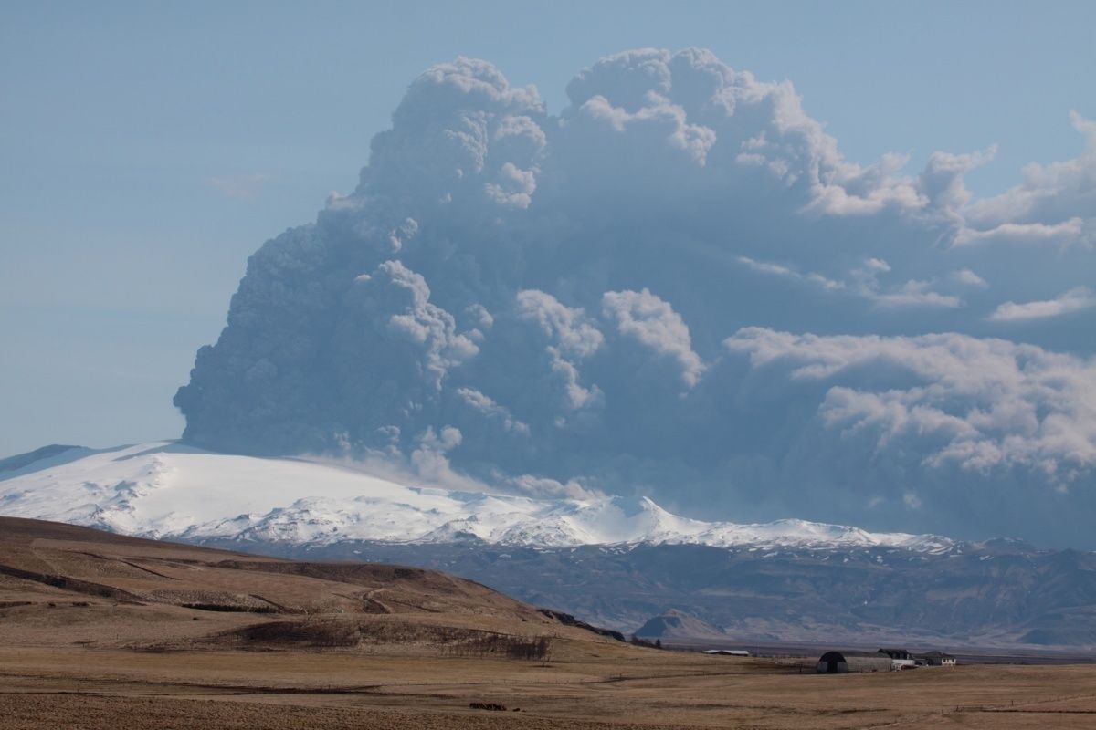 10 Years After The Eyjafjallajökull Eruption, Europe Is Grounded Again