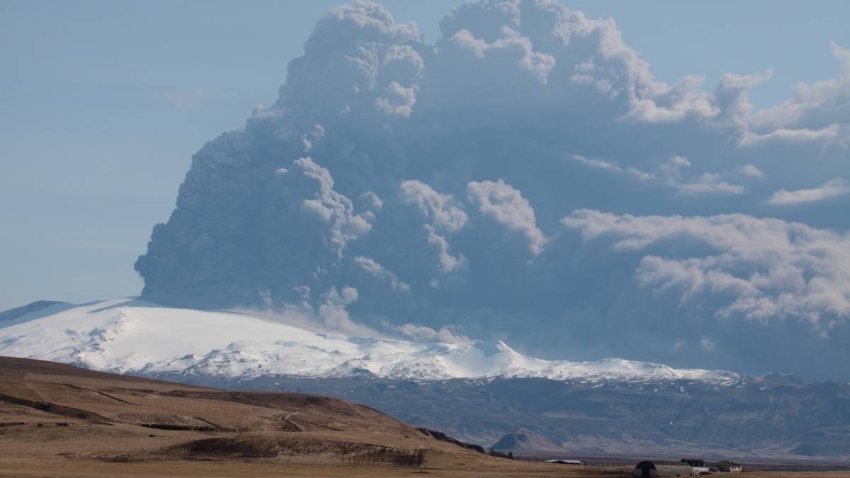 10 Years After The Eyjafjallajökull Eruption, Europe Is Grounded Again