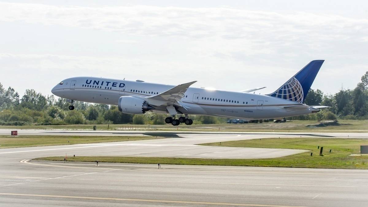 United's Receives First Boeing 787-9 With New Interior