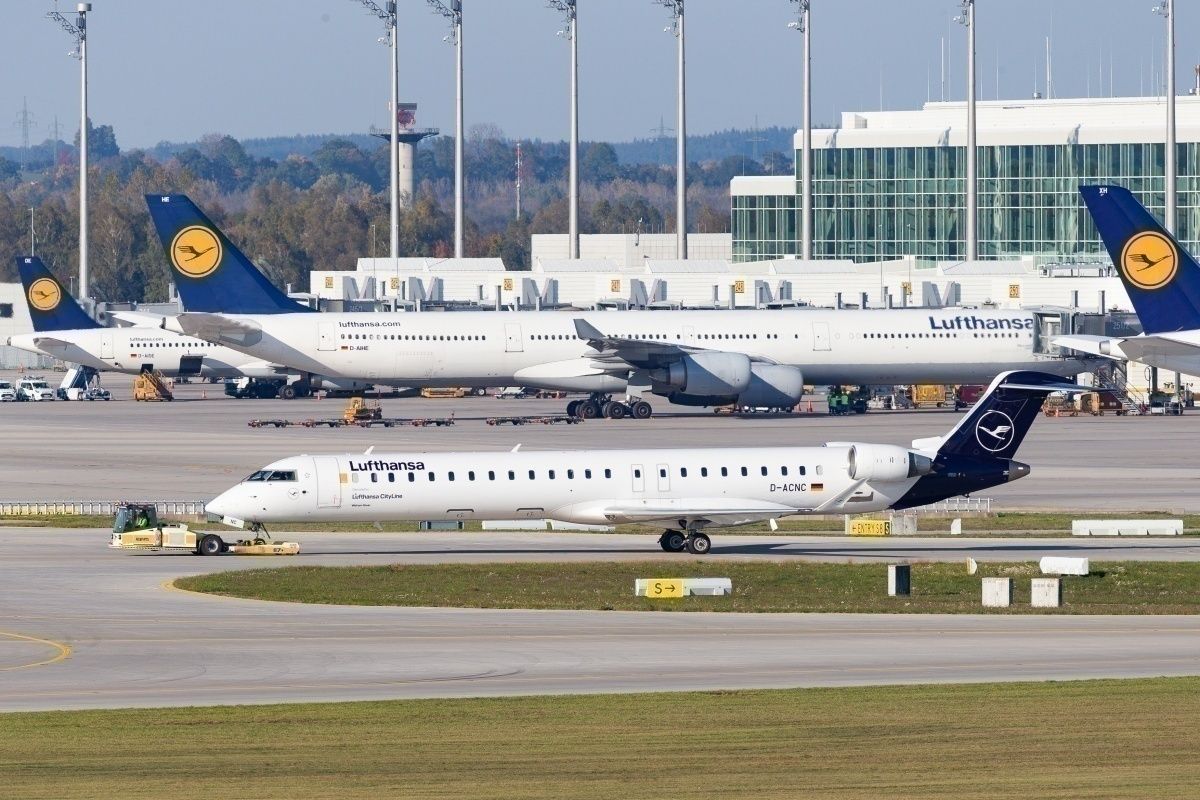 Cracked Windshield Causes Lufthansa Cityline CRJ900 Diversion