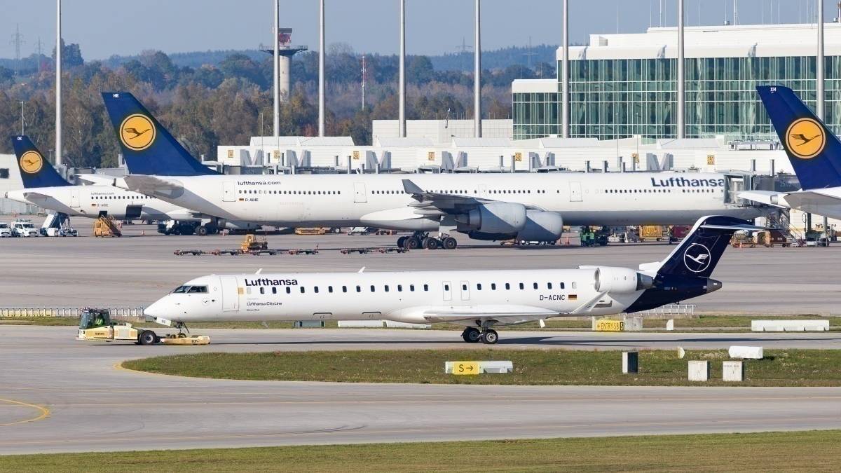 Cracked Windshield Causes Lufthansa Cityline CRJ900 Diversion