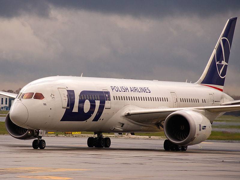 LOT Polish Airlines In Talks With Boeing Over Temporary 787 Freighter Conversion