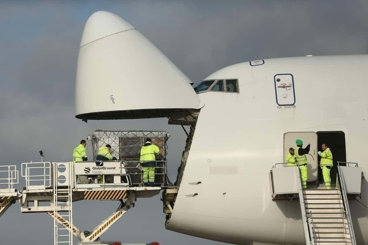 747 cargo loading