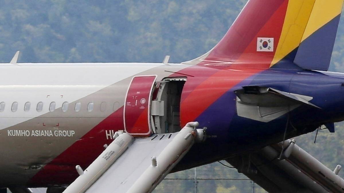 How Aircraft Slides Inflate So Quickly