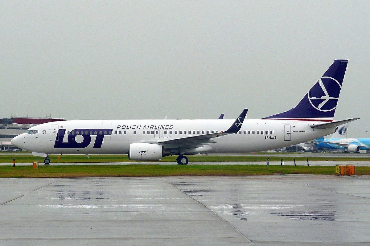 LOT Passengers Report "Snapping For Air Like Fish" After Inflight Problem