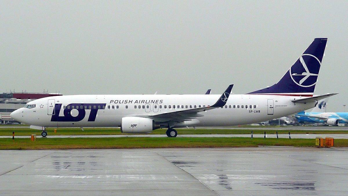 LOT Passengers Report "Snapping For Air Like Fish" After Inflight Problem