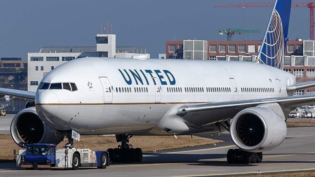 Should Face Masks Be Mandatory On Flights?