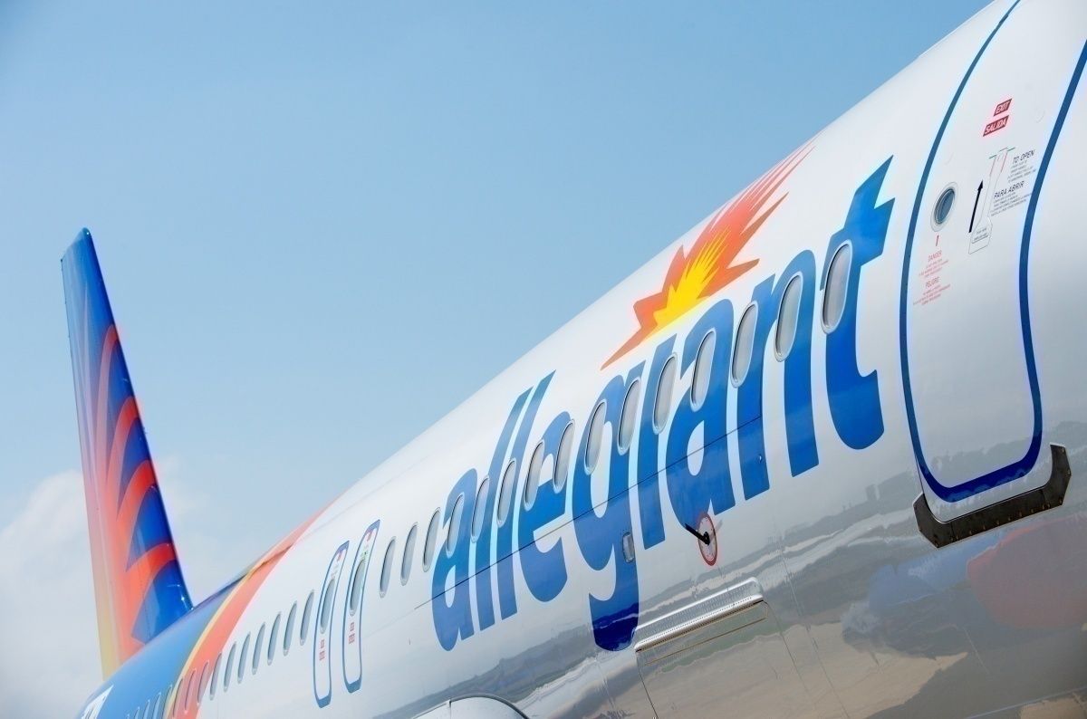 Video: Cirrus Taxis Underneath Allegiant Airbus A320 Wing