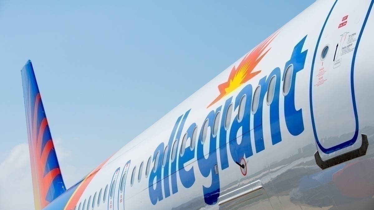 Video: Cirrus Taxis Underneath Allegiant Airbus A320 Wing