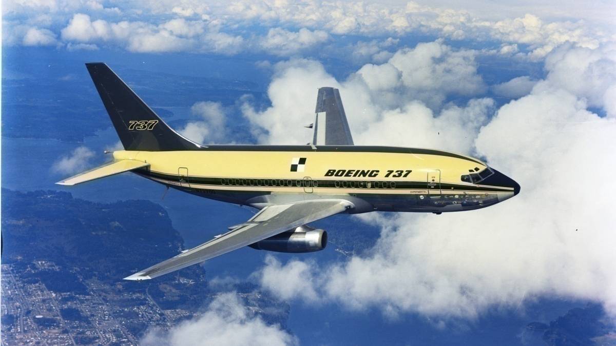 The Boeing 737-100 vs Boeing 737 MAX 10 - A Comparison