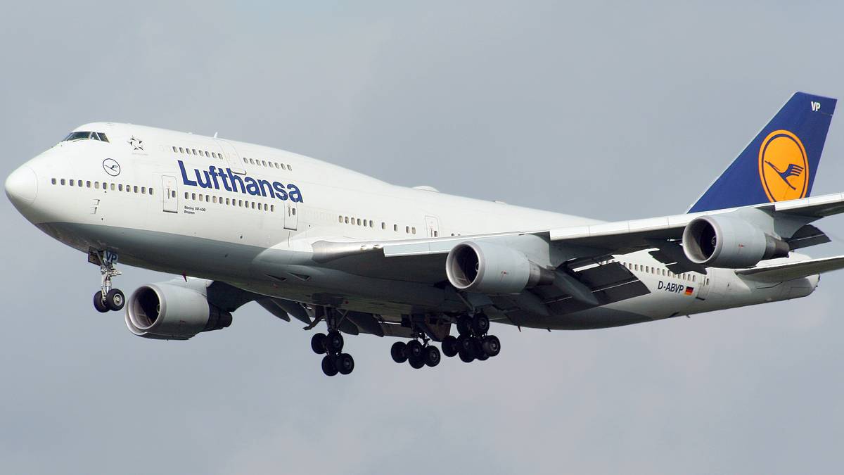 Lufthansa Flies Final 747 Repatriation Flight From Christchurch