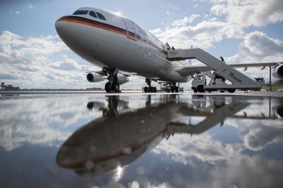 Video: German Military Practices State Welcomes At New Berlin Airport