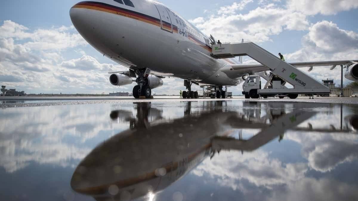 Video: German Military Practices State Welcomes At New Berlin Airport