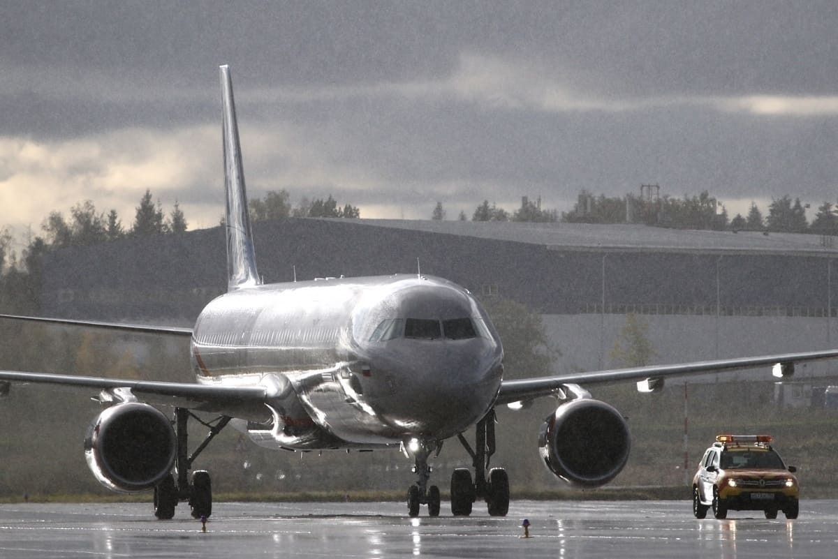 Aeroflot Boeing 737 Engine Fails Near Moscow