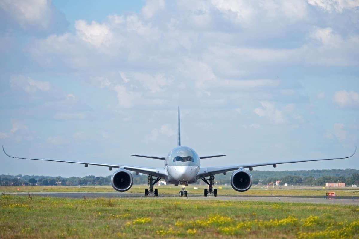 Why Qatar Airways Is Asking Its Pilots To Taxi On One Engine
