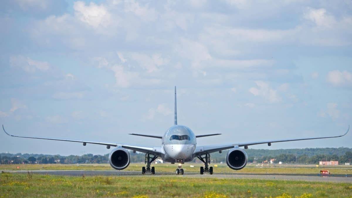 Why Qatar Airways Is Asking Its Pilots To Taxi On One Engine